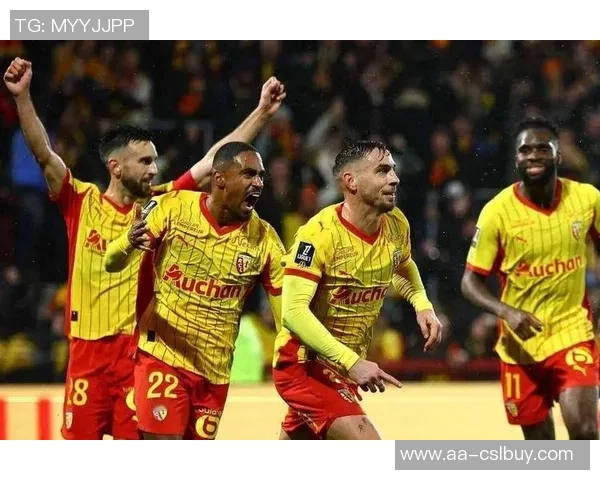 朗斯时隔19年重返法甲榜首托万双响助球队逆转昂热